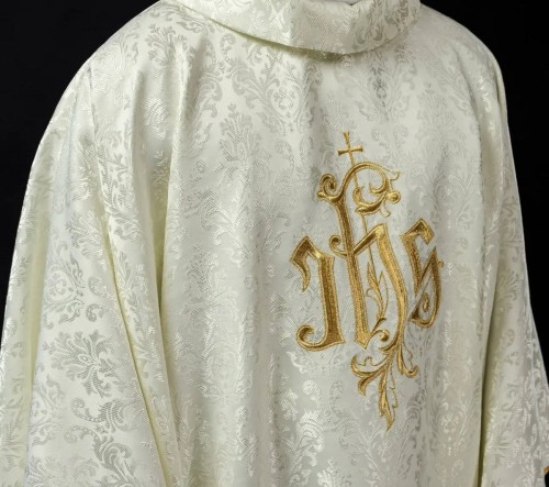 Ornat liturgiczny ecru z haftem IHS na ozdobnej tkaninie