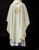 Ornat liturgiczny ecru z haftem IHS na ozdobnej tkaninie – wykończenie kołnierza