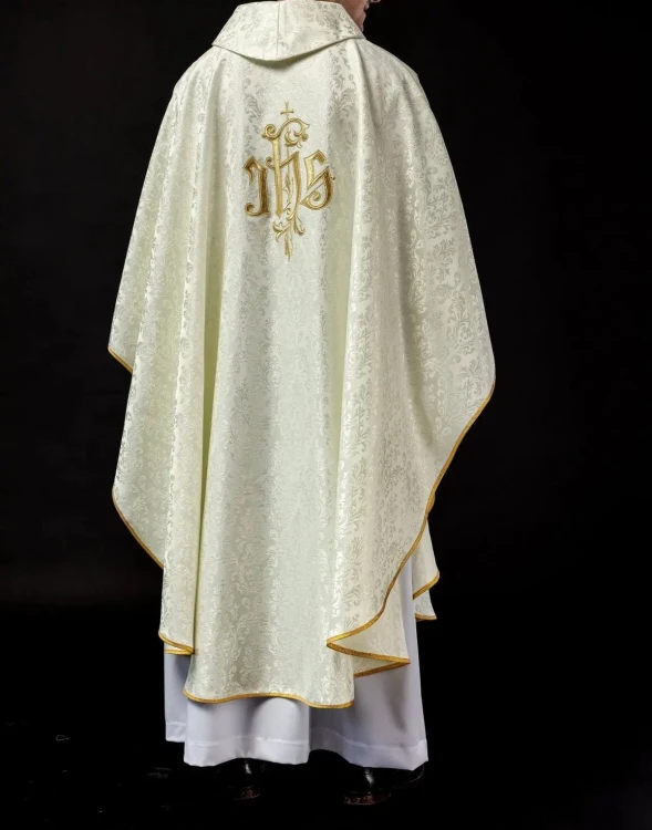 Ornat liturgiczny ecru z haftem IHS na ozdobnej tkaninie – wykończenie kołnierza