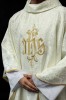 Ornat liturgiczny ecru z haftem IHS na ozdobnej tkaninie – widok przodu