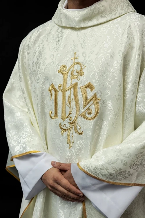 Ornat liturgiczny ecru z haftem IHS na ozdobnej tkaninie – widok przodu