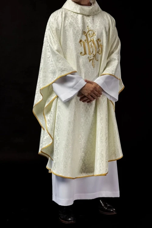 Ornat liturgiczny ecru z haftem IHS na ozdobnej tkaninie – widok tyłu