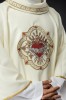 Ornat liturgiczny ecru z haftem motywu Serca Maryi