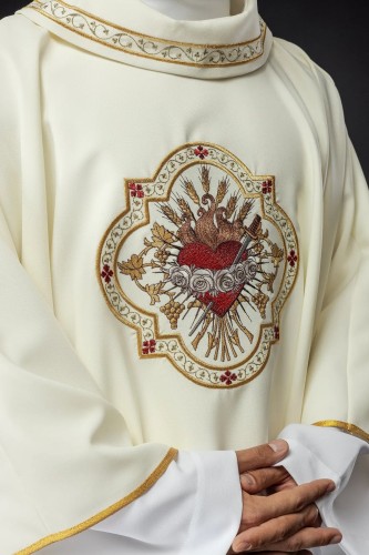 Ornat liturgiczny ecru z haftem motywu Serca Maryi
