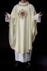 Ornat liturgiczny ecru z haftem motywu Serca Maryi – pełny widok