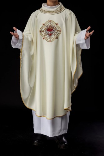 Ornat liturgiczny ecru z haftem motywu Serca Maryi – pełny widok