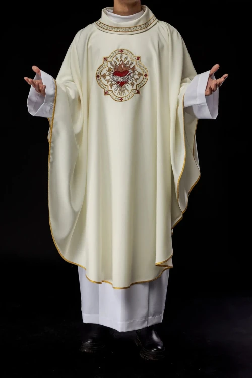 Ornat liturgiczny ecru z haftem motywu Serca Maryi – pełny widok