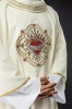 Ornat liturgiczny ecru z haftem motywu Serca Maryi – zbliżenie haftu