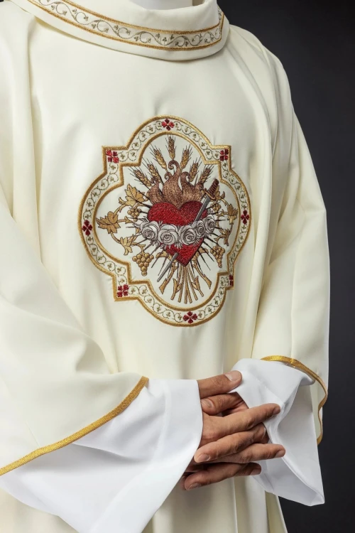 Ornat liturgiczny ecru z haftem motywu Serca Maryi – zbliżenie haftu