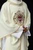 Ornat liturgiczny ecru z haftem motywu Serca Maryi – detal symbolu