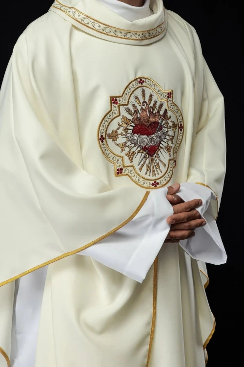 Ornat liturgiczny ecru z haftem motywu Serca Maryi – detal symbolu