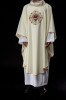 Ornat liturgiczny ecru z haftem motywu Serca Maryi – wykończenie kołnierza