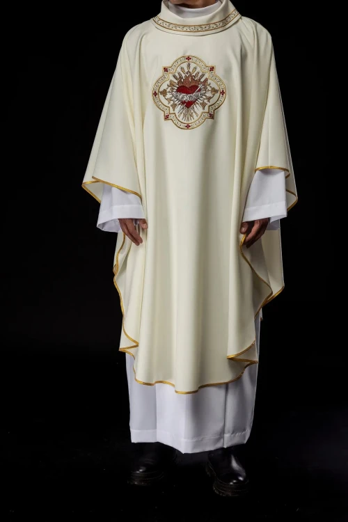Ornat liturgiczny ecru z haftem motywu Serca Maryi – wykończenie kołnierza