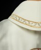 Ornat liturgiczny ecru z haftem motywu Serca Maryi – widok przodu