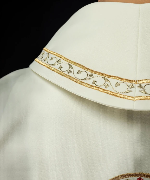 Ornat liturgiczny ecru z haftem motywu Serca Maryi – widok przodu