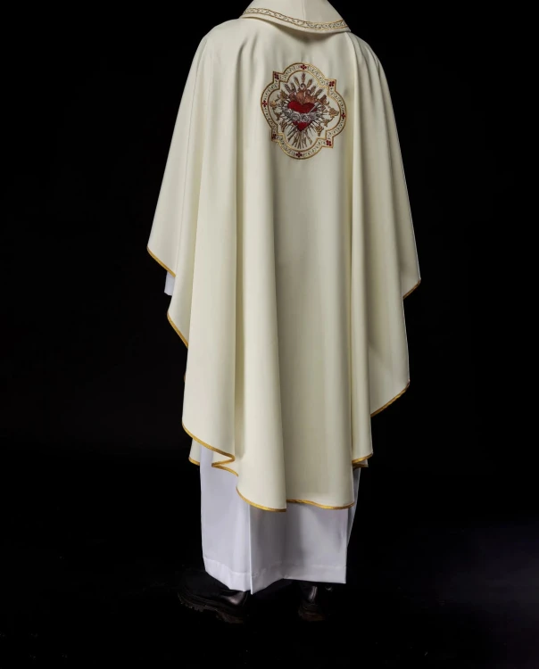 Ornat liturgiczny ecru z haftem motywu Serca Maryi – widok tyłu