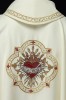 Ornat liturgiczny ecru z haftem motywu Serca Maryi – detal tkaniny