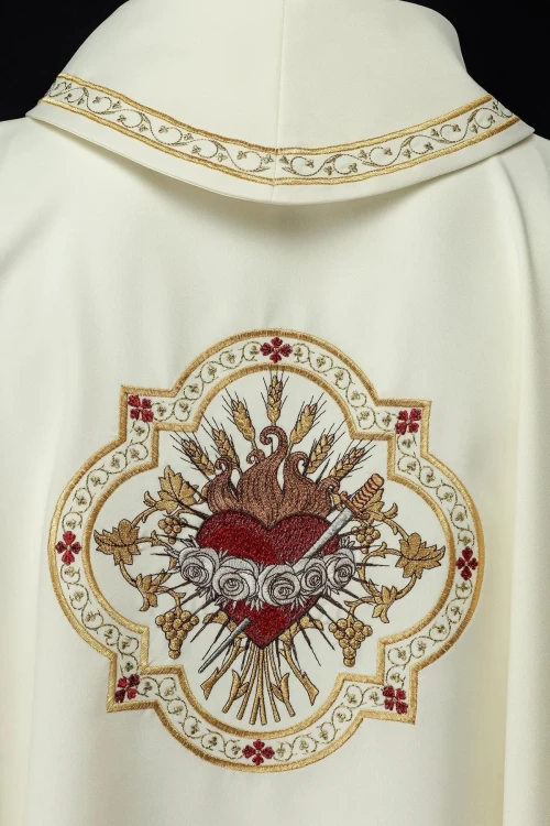 Ornat liturgiczny ecru z haftem motywu Serca Maryi – detal tkaniny