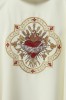 Ornat liturgiczny ecru z haftem motywu Serca Maryi – układ na sylwetce