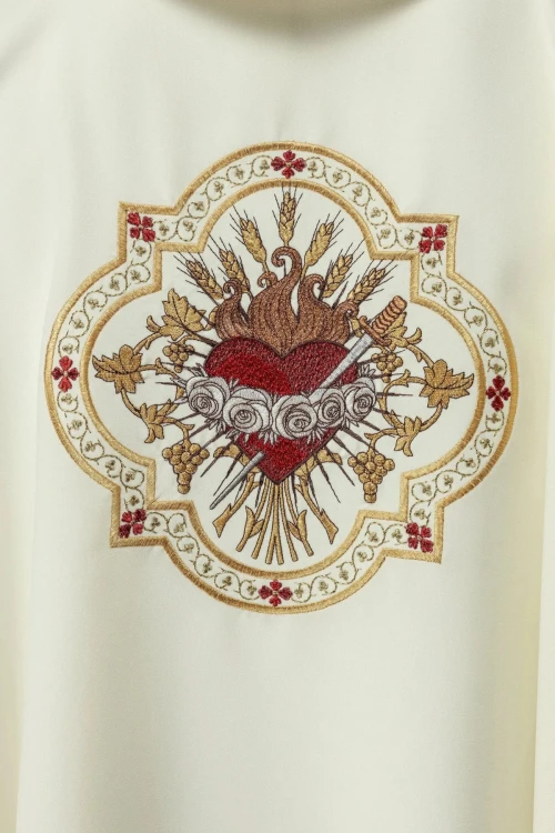 Ornat liturgiczny ecru z haftem motywu Serca Maryi – układ na sylwetce