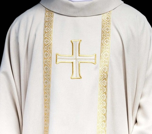 Ornat liturgiczny ecru z haftowanym krzyżem i żakardowymi pasami