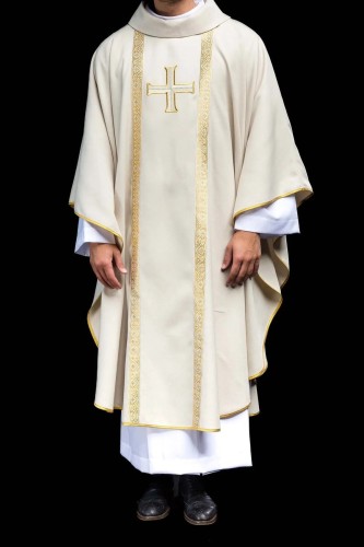 Ornat liturgiczny ecru z haftowanym krzyżem i żakardowymi pasami – pełny widok