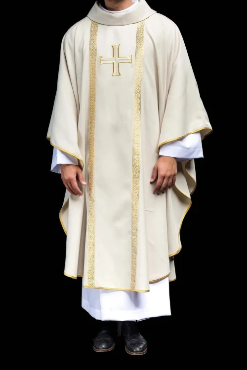 Ornat liturgiczny ecru z haftowanym krzyżem i żakardowymi pasami – pełny widok