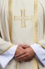 Ornat liturgiczny ecru z haftowanym krzyżem i żakardowymi pasami – zbliżenie haftu