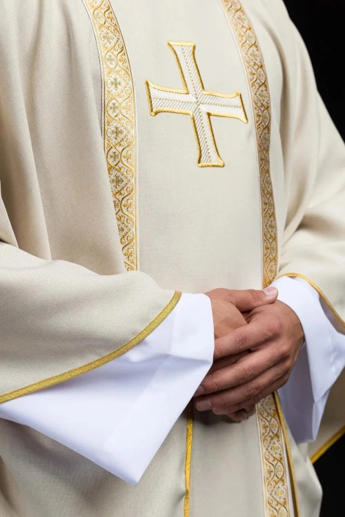 Ornat liturgiczny ecru z haftowanym krzyżem i żakardowymi pasami – detal symbolu