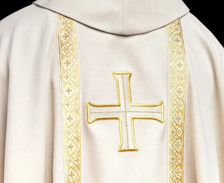 Ornat liturgiczny ecru z haftowanym krzyżem i żakardowymi pasami – wykończenie kołnierza