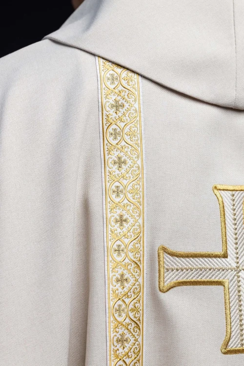 Ornat liturgiczny ecru z haftowanym krzyżem i żakardowymi pasami – widok przodu