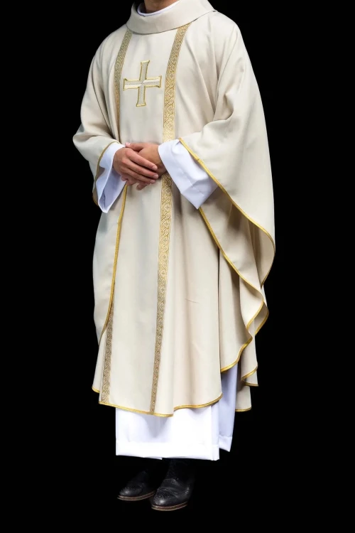 Ornat liturgiczny ecru z haftowanym krzyżem i żakardowymi pasami – detal tkaniny
