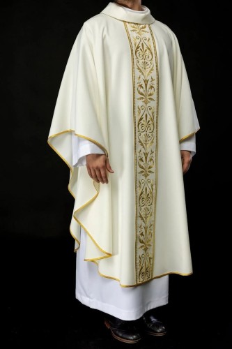 Ornat liturgiczny ecru z haftowanym pasem