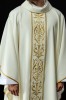 Ornat liturgiczny ecru z haftowanym pasem – pełny widok