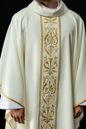 Ornat liturgiczny ecru z haftowanym pasem – pełny widok