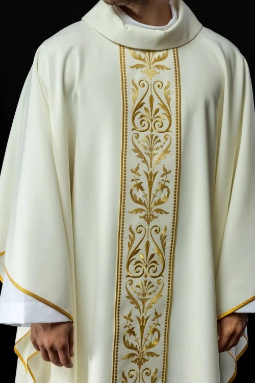 Ornat liturgiczny ecru z haftowanym pasem – pełny widok