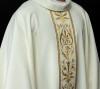 Ornat liturgiczny ecru z haftowanym pasem – zbliżenie haftu