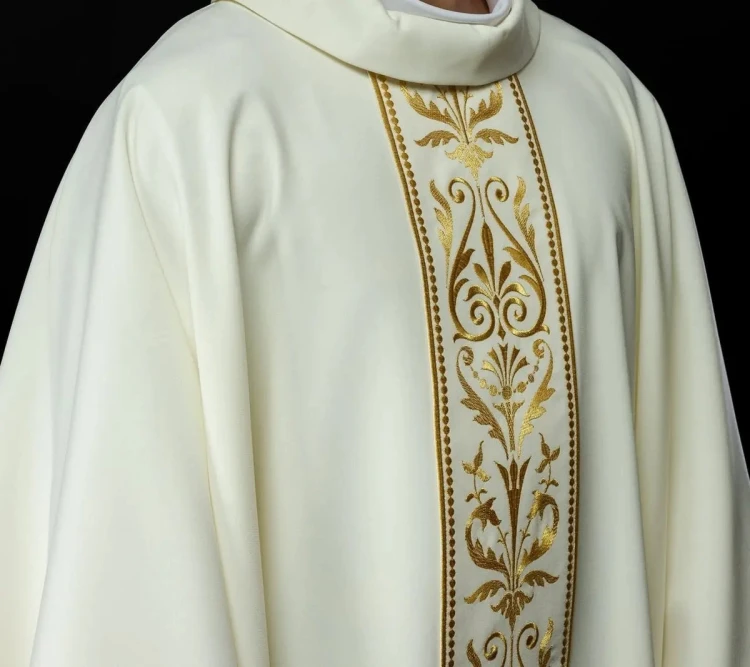 Ornat liturgiczny ecru z haftowanym pasem – zbliżenie haftu