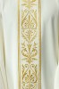 Ornat liturgiczny ecru z haftowanym pasem – detal symbolu