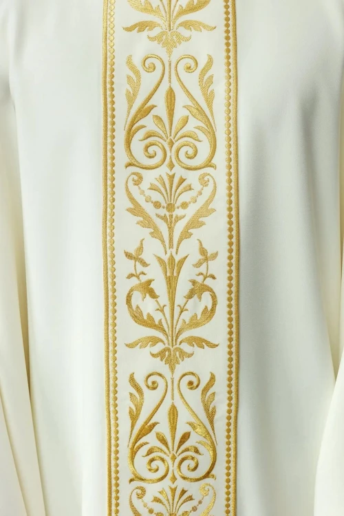 Ornat liturgiczny ecru z haftowanym pasem – detal symbolu