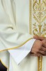 Ornat liturgiczny ecru z haftowanym pasem – wykończenie kołnierza