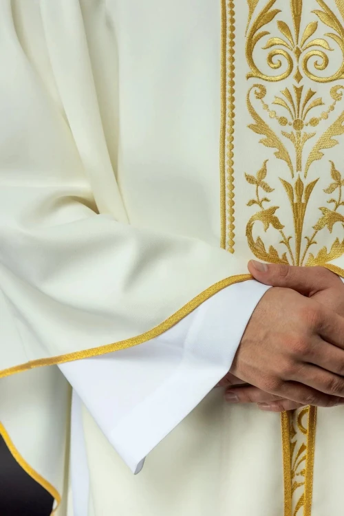 Ornat liturgiczny ecru z haftowanym pasem – wykończenie kołnierza