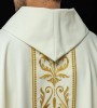 Ornat liturgiczny ecru z haftowanym pasem – widok przodu