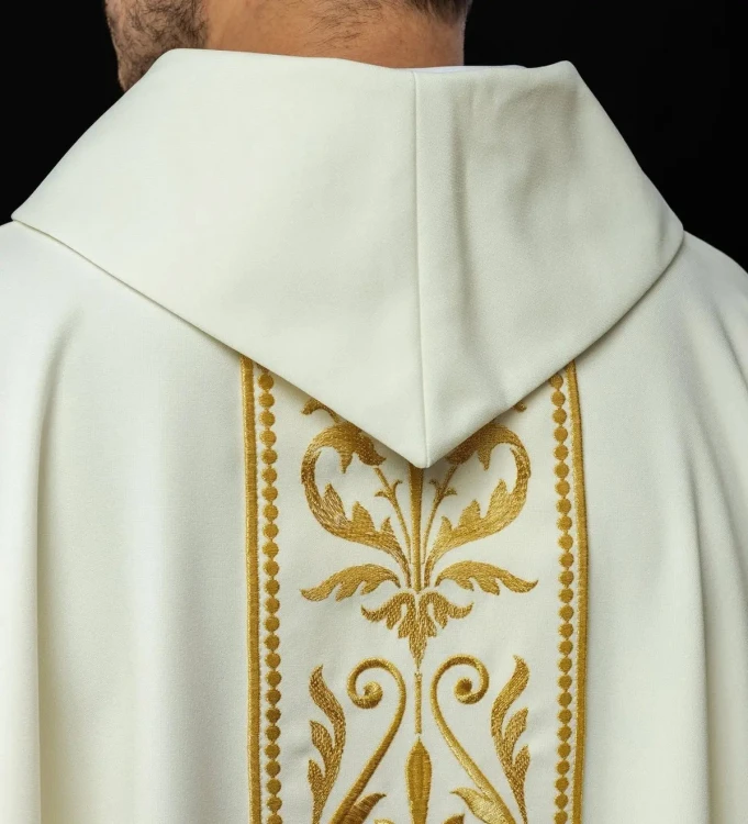 Ornat liturgiczny ecru z haftowanym pasem – widok przodu