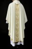 Ornat liturgiczny ecru z haftowanym pasem – detal tkaniny