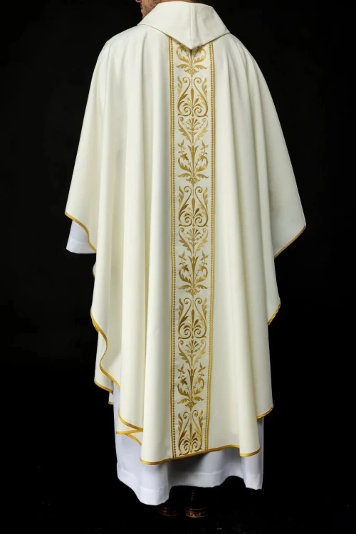 Ornat liturgiczny ecru z haftowanym pasem – detal tkaniny