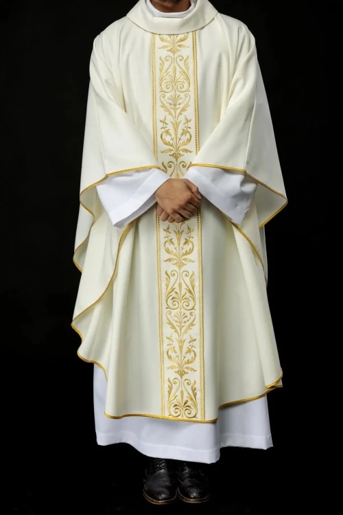 Ornat liturgiczny ecru z haftowanym pasem – układ na sylwetce