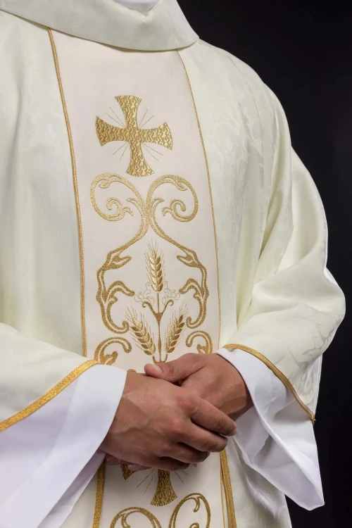 Ornat liturgiczny ecru z ozdobnym pasem – pełny widok
