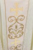 Ornat liturgiczny ecru z ozdobnym pasem – zbliżenie haftu