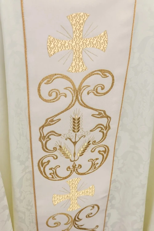 Ornat liturgiczny ecru z ozdobnym pasem – zbliżenie haftu